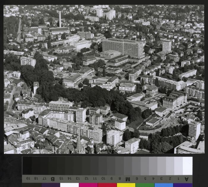Vue du site de Champ de l'Air avec le CHUV visible au centre de la partie supérieure de la photographie. Devant ce dernier sont visibles successivement: l'institut de microbiologie et l'hôpital cantonal avec, de gauche à droite, le bâtiment principal, …
