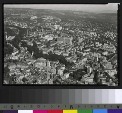 Vue aérienne du site du Champ de l'Air avec le CHUV visible au centre de la photographie. Depuis ce dernier et en diagonale en direction du coin inférieur gauche sont visibles successivement: l'institut de microbiologie et l'hôpital cantonal avec, de g…