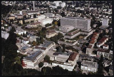 Vue du site de Champ de l'Air avec le CHUV. Devant ce dernier sont visibles successivement: l'institut de microbiologie et l'hôpital cantonal avec, de gauche à droite, le bâtiment principal, le bloc opératoire et le pavillon chirurgical avec son annexe…