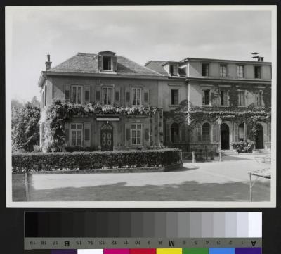 La maison du directeur, située dans les dépendances de l'Hôpital cantonal (nord de la cour principale). A droite, les cuisines (rez) et le réfectoire (1er)