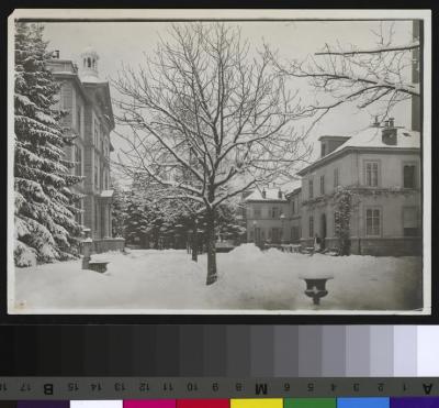 Hôpital cantonal: façade et cour nord avec dépendances.