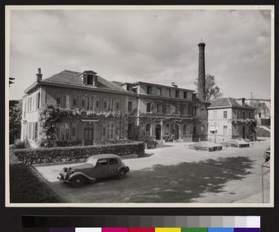 Ensemble de bâtiments situés au nord de la cour principale de l'Hôpital cantonal et constituant les dépendances, comprenant notamment la maison du directeur, sur la gauche, les cuisines, le réfectoire des médecins, etc. On distingue tout à droite le no…