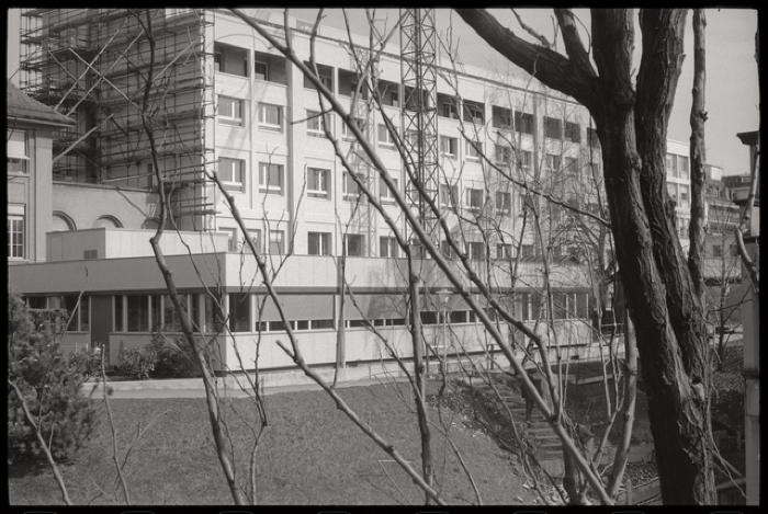 Pavillon des prématurés: vue extérieure des façades ouest et sud. A l'extrême gauche, une partie de la clinique infantile et, à droite, le bâtiment de la gynécologie-obstérique.