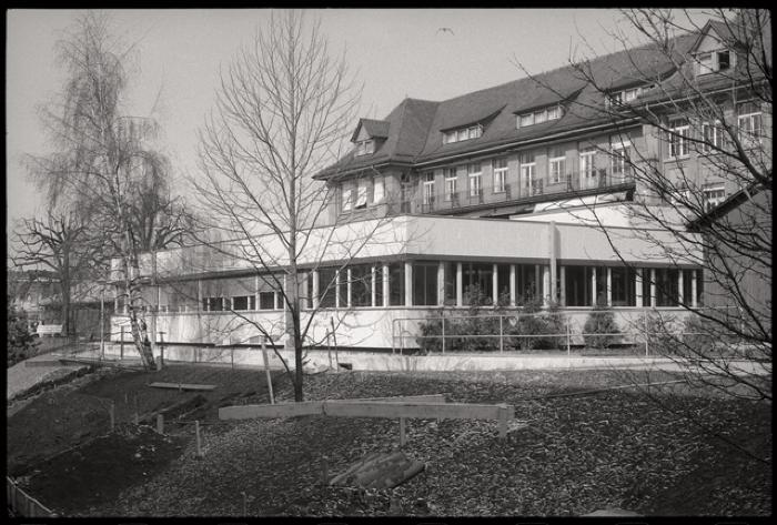 Pavillon des prématurés: vue extérieure des façades sud et est. Au fond, la maternité.