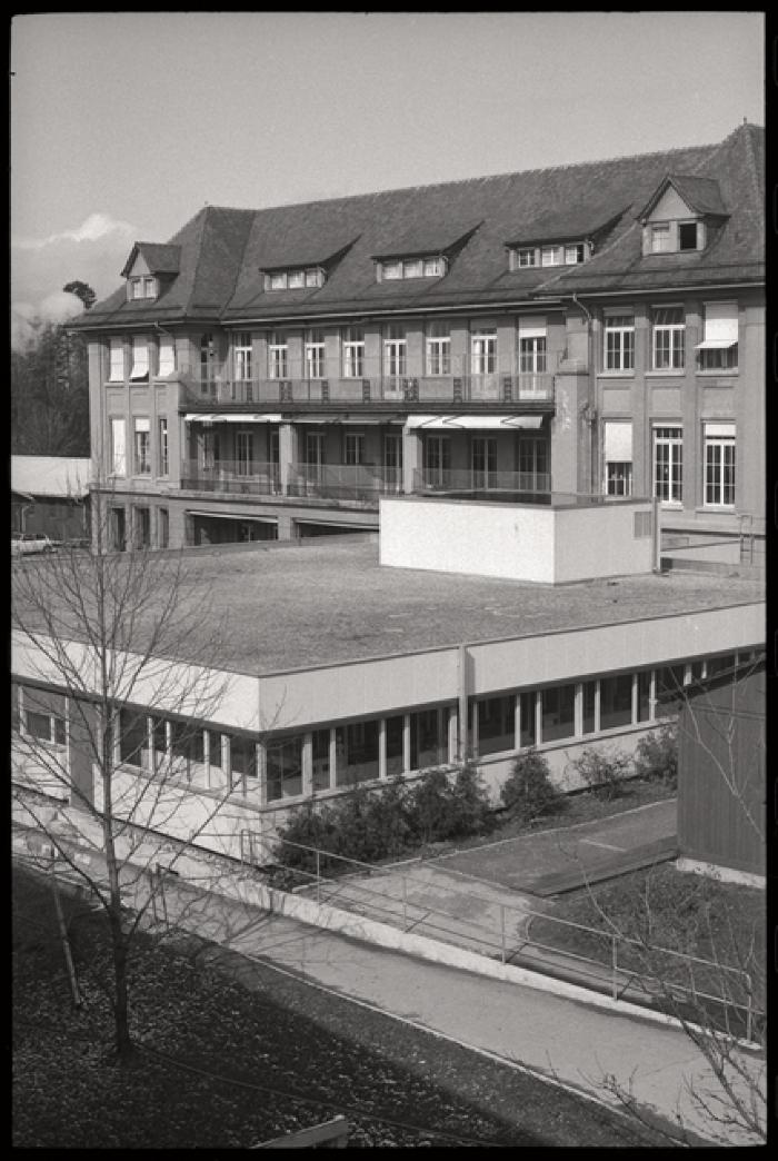 Pavillon des prématurés: vue extérieure des façades sud et est. Au fond, la maternité.