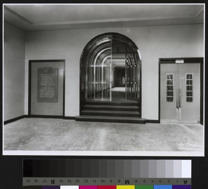 Hôpital Nestlé: entrée principale interne côté portique ouest.