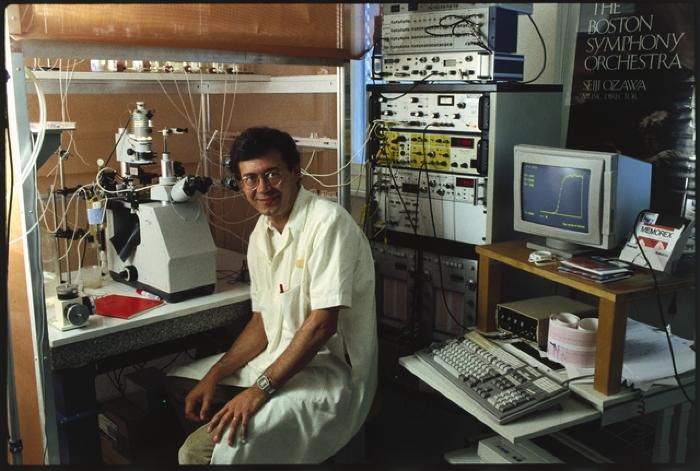Bâtiment des laboratoires (rue du Bugnon 27): institut de pharmacologie et toxicologie de la Faculté de médecine. Installation d'électrophysiologie pour mesures de courants micoscopiques à travers les membranes cellulaires.