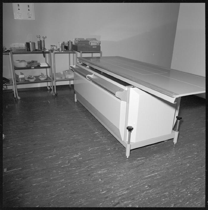 Appareil de radiologie: table de radiologie de la nouvelle installation.