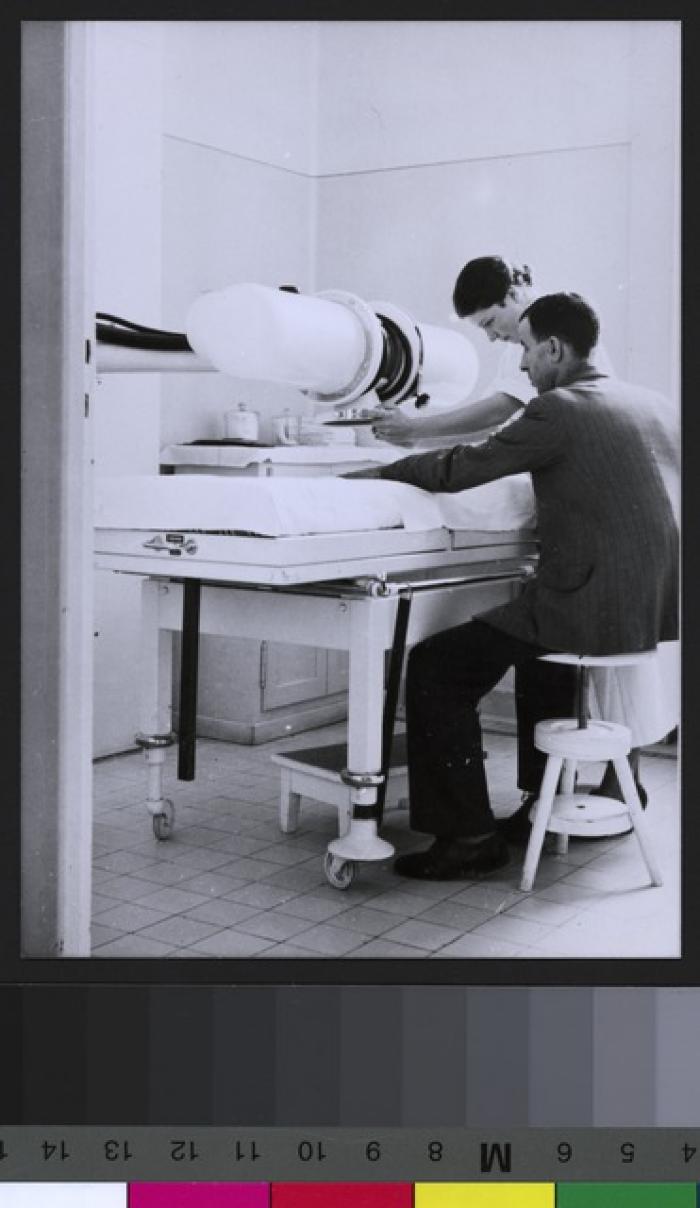 Appareil servant à faire les radiographies en cours d'utilisation.