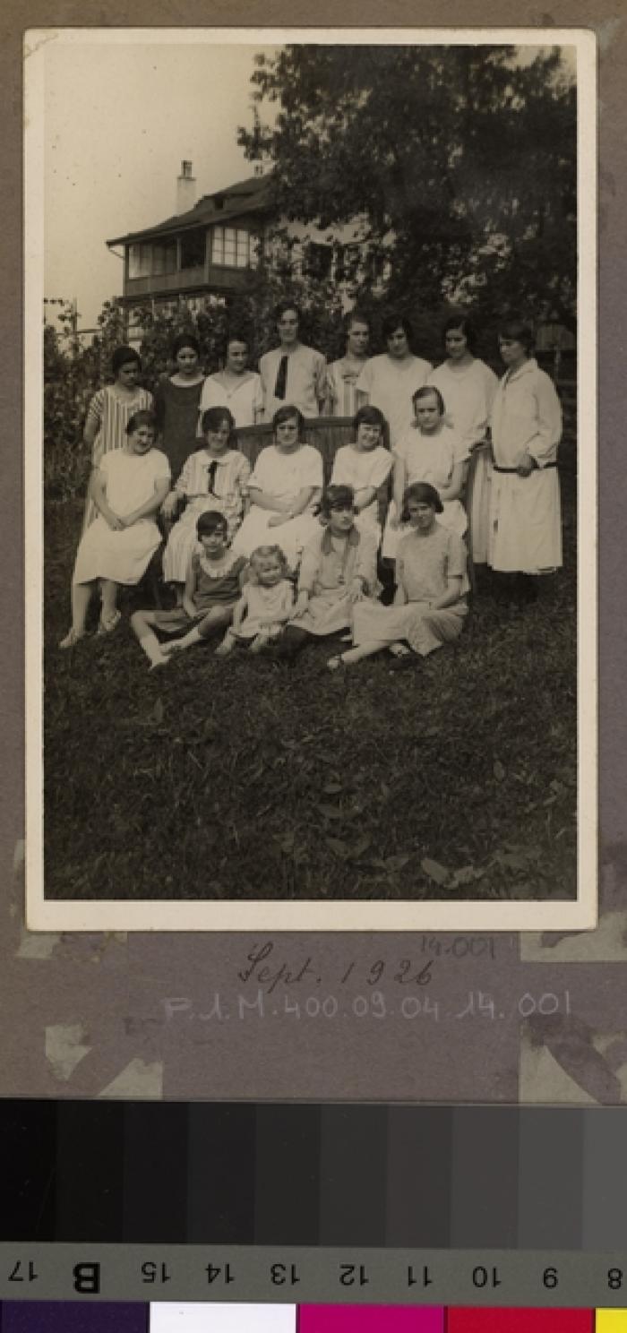 La Clairière, préventorium pour jeunes filles: le jardin avec des pensionnaires.