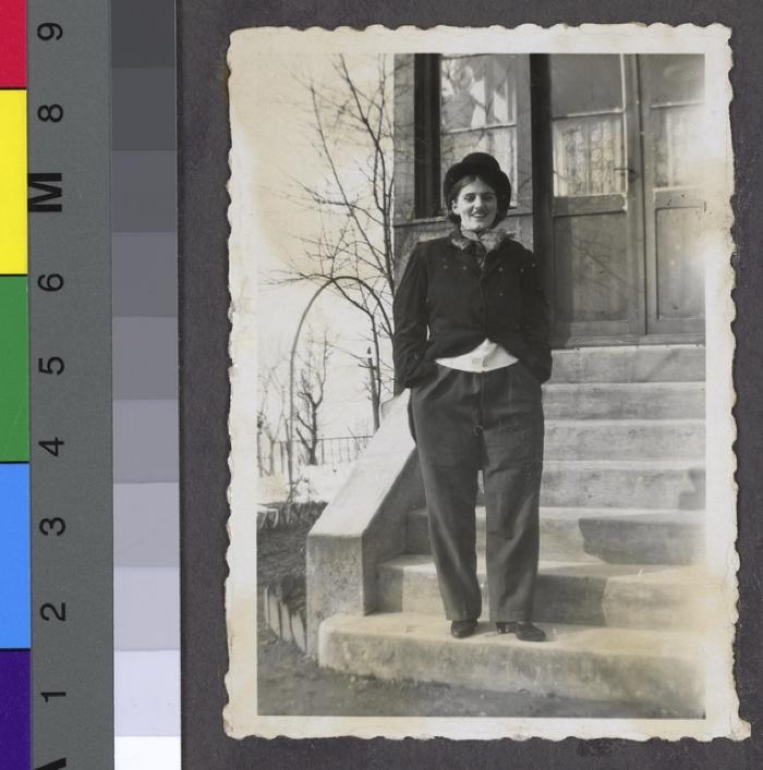 La Clairière, préventorium pour jeunes filles: une pensionnaire déguisée sur le perron.