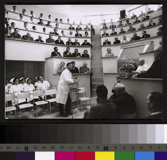 Auditoire Decker avec le prof. Emile Gauthier.