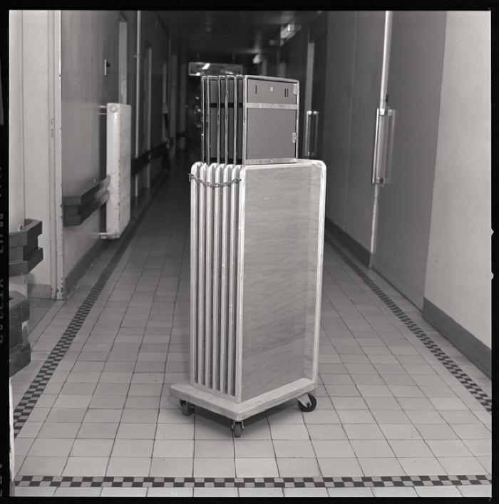 Hôpital cantonal: service de radiologie, 'servier boy' pour fleurs.