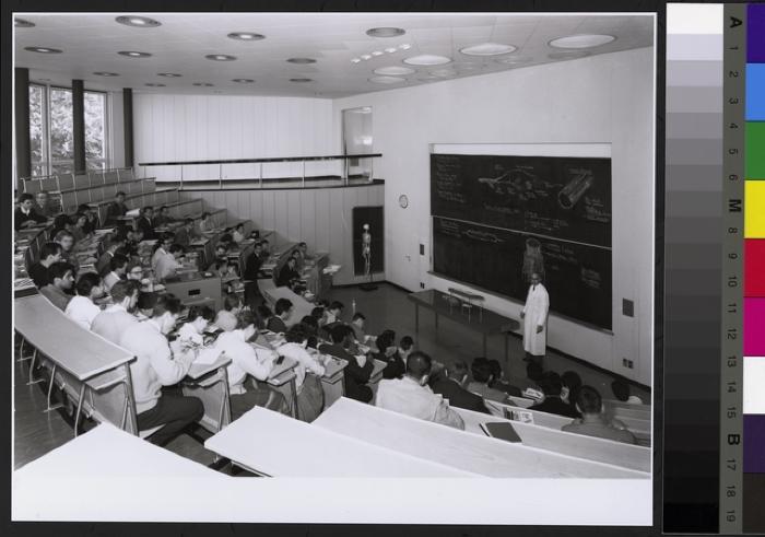 Cours du Prof. Edouard Jéquier-Doge dans l'auditoire de l'école de médecine.