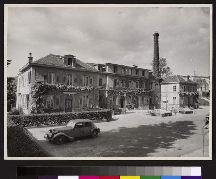 Ensemble de bâtiments situés au nord de la cour principale de l'Hôpital cantonal et constituant les dépendances, comprenant notamment la maison du directeur, sur la gauche, les cuisines, le réfectoire des médecins, etc. On distingue tout à droite le no…