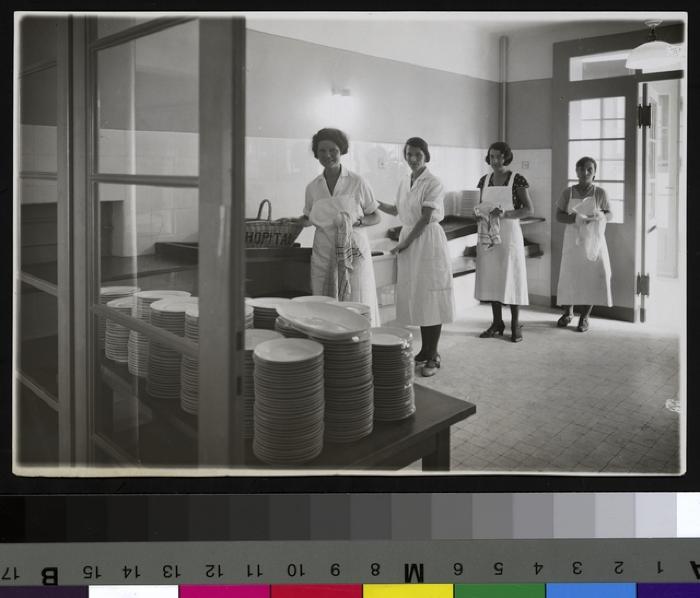 Les cuisines de l'Hôpital cantonal: vaisselle.