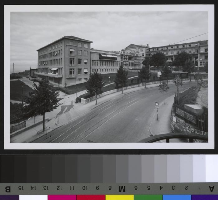 Hôpital cantonal: façade sud . De gauche à droite: le pavillon chirurgical, le bloc opératoire et le bâtiment principal de l'hôpital cantonal.