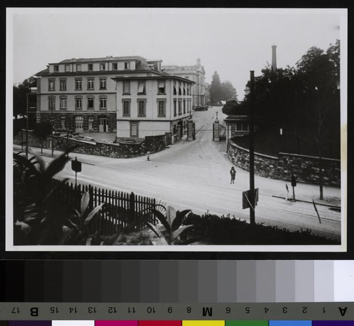 Hôpital cantonal: façade est avec portail principal.