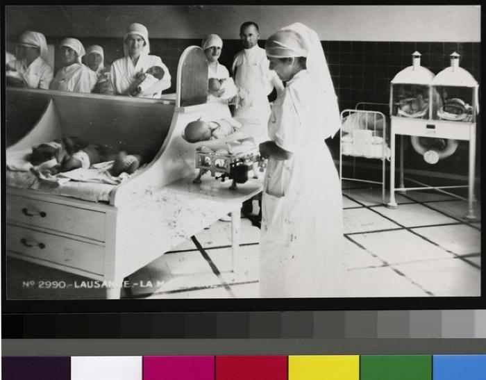 Maternité: nurserie/pouponnière.