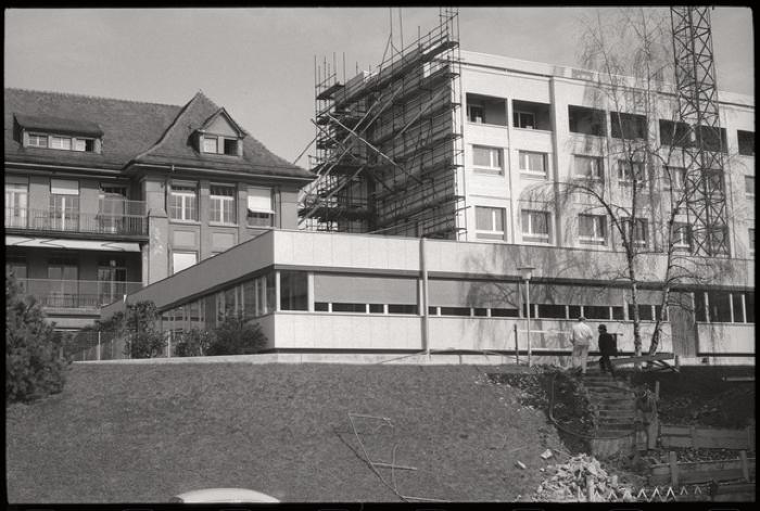 Pavillon des prématurés: vue extérieure des façades ouest et sud. A l'arrière à gauche, une partie de la clinique infantile et, à droite, le bâtiment de la gynécologie-obstérique.