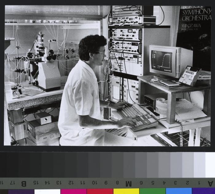 Bâtiment des laboratoires (rue du Bugnon 27): institut de pharmacologie et toxicologie de la Faculté de médecine. Installation d'électrophysiologie pour mesures de courants micoscopiques à travers les membranes cellulaires.