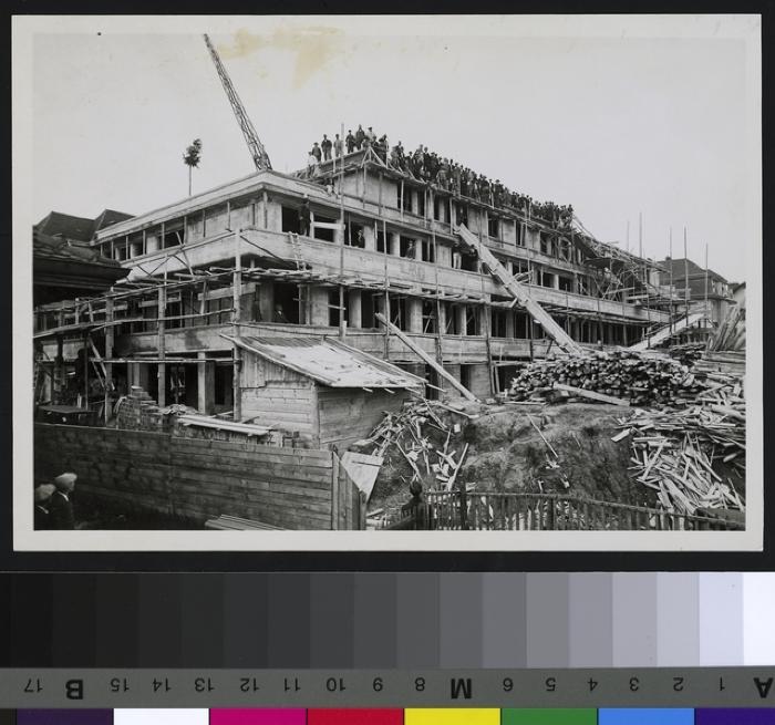 Hôpital Sandoz: façades sud et ouest lors de la construction.