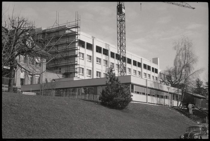 Pavillon des prématurés: vue extérieure des façades ouest et sud. A l'extrême gauche, une partie de la clinique infantile et, à droite, le bâtiment de la gynécologie-obstérique.