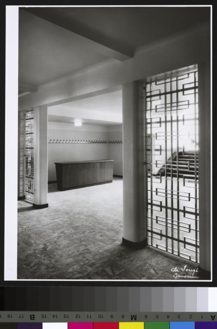 Hôpital Nestlé: entrée principale interne côté portique ouest, vestiaire.