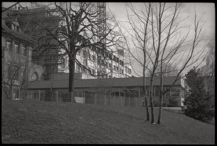 Pavillon des prématurés: vue extérieure de la façade ouest. A l'extrême gauche, une partie de la vlinique infantile et, à droite, le bâtiment de la gynécologie-obstérique.