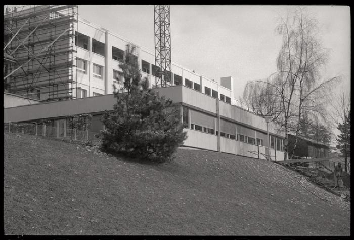 Pavillon des prématurés: vue extérieure des façades ouest et sud. A l'arrière, le bâtiment de la gynécologie-obstérique.
