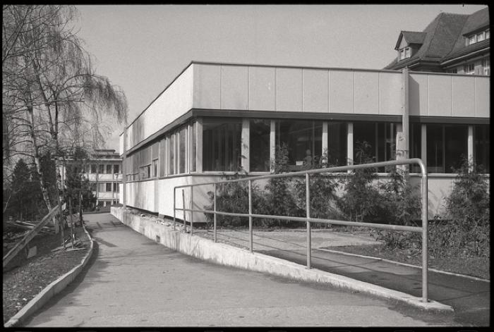 Pavillon des prématurés: vue extérieure des façades sud et est. Au fond à gauche, bâtiment des laboratoires et, à droite, le toit de la maternité.