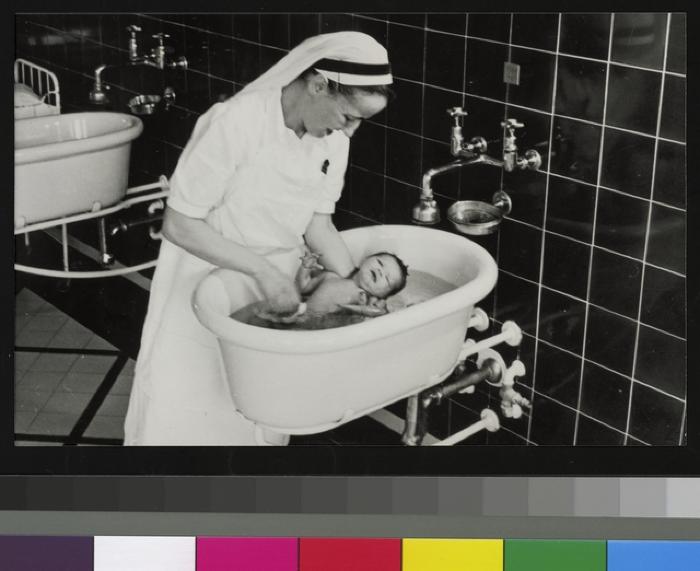 Maternité: nurserie/pouponnière.