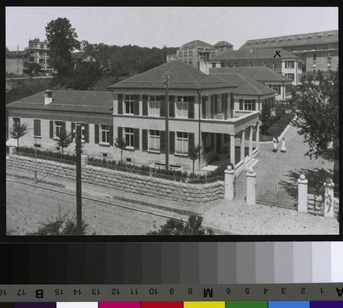 Pavillons d'isolement de l'hôpital cantonal: vue générale et entrée principale.