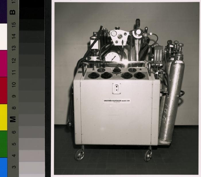 Appareil respiratoire: respirateur Engström, modèle 200. (Les deux bombonnes de gaz indiquent que ce modèle fut utilisé en anesthésie).