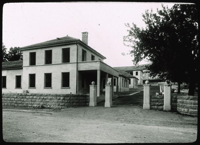 Vue générale sur les pavillons d'isolement de l'hôpital cantonal.