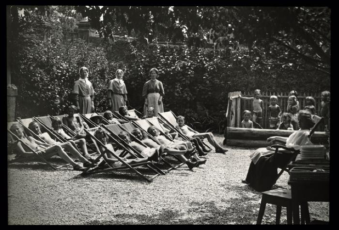 Des enfants en cure d'air et de soleil dans le cadre de la lutte contre la tuberculose. Certains sont couchés sur des chaises longues.