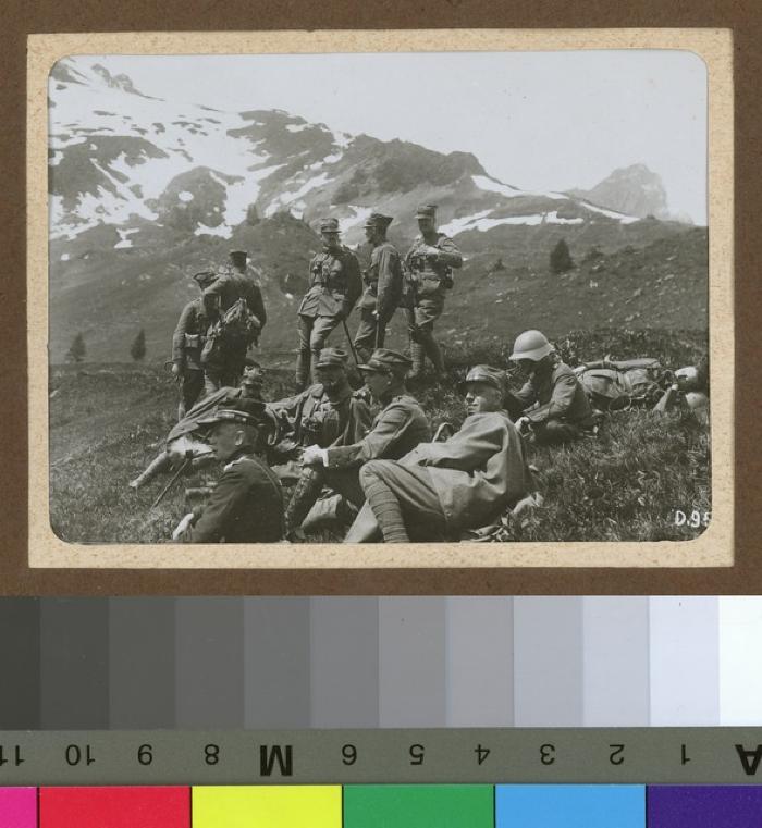 Militaires sur une prairie de montagne.