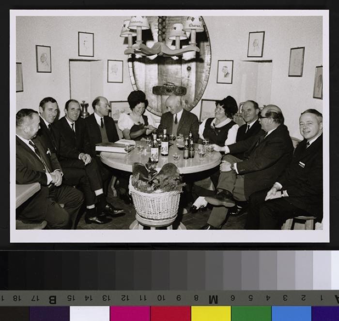 Activités récréatives: apéritif au carnotzet situé au sous-sol de l'hôpital. Au centre, M. Raymond Gafner, directeur de l'hôpital cantonal, entouré de ses invités.