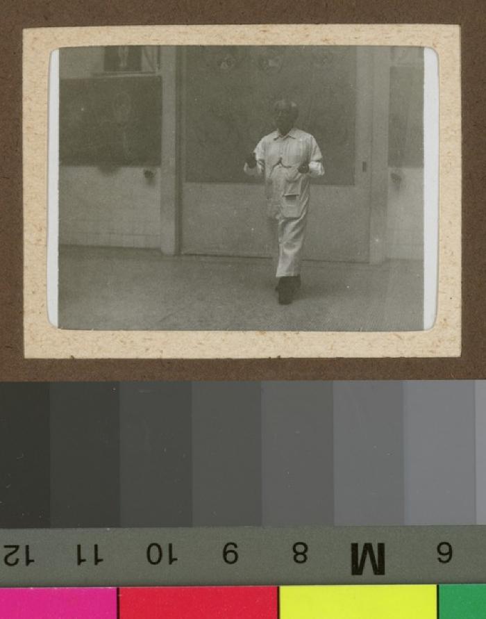 Le Dr. César Roux donnant un cours dans l'auditoire de médecine.