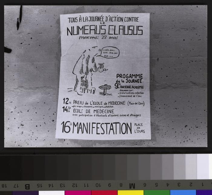 Affichage sauvage à la faculté de médecine (école de médecine Bugnon 9) contre le numerus clausus: affiche.