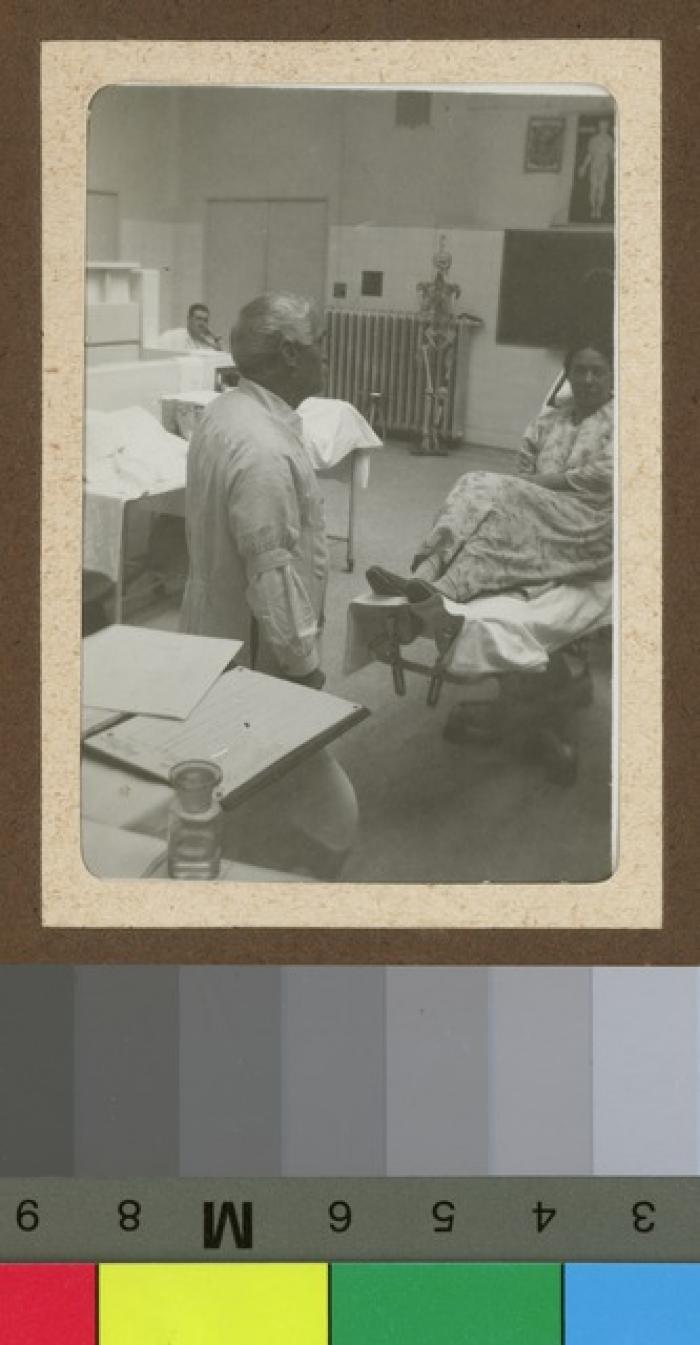 Le Dr. César Roux s'adressant à une patiente dans l'auditoire de médecine.